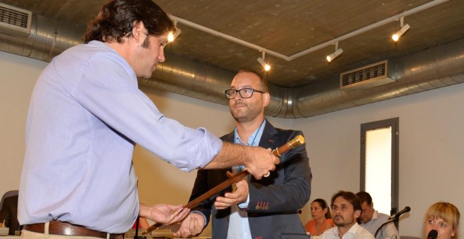 Guillermo Gross cede a Serafín Faraldos el bastón de mando de Valdemoro.