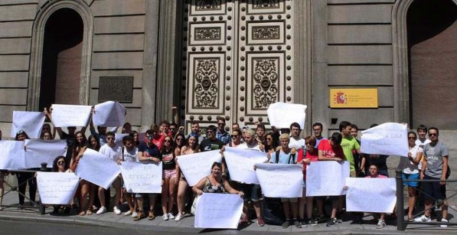 Concentración de estudiantes universitarios convocada hoy frente al Consejo Escolar del Estado, en Madrid, donde 16 estudiantes se encerraron durante unas horas. | VÍCTOR LERENA (EFE)