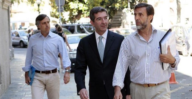 Zoilo Ruiz-Mateos, a la derecha. A su lado, su abogado y su hermano Pablo Ruiz-Mateos a la izquierda, llegando esta mañana a la Audiencia Provincial de Baleares, en Palma.