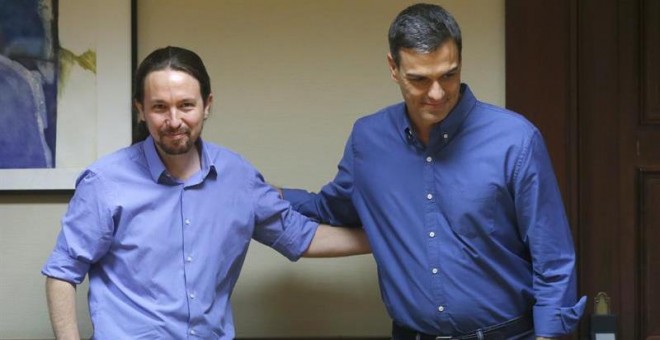 Los líderes de Podemos, Pablo Iglesias (i) y del PSOE, Pedro Sánchez, se saludan durante la reunión mantenida con sus equipos en el Congreso, en el inicio de las negociaciones para buscar acuerdos parlamentarios. /EFE