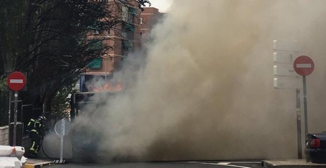 Incendio de un bus de la EMT en Madrid. / FOTO: @STRAN6E (TWITTER)