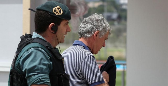 Villar, con un agente de la Guardia Civil en la sede de la RFEF. REUTERS/Juan Medina