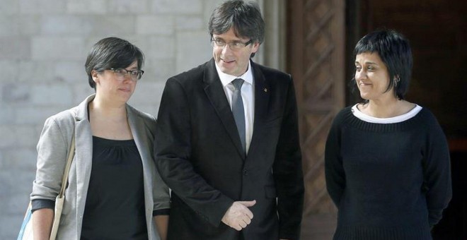 Mireia Boya, con Carles Puigdemont. / EFE