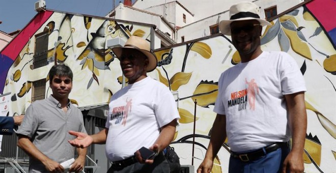 El concejal García Castaño, el embajador Lulama y el ministro Mthehwa, en Lavapiés. / EFE