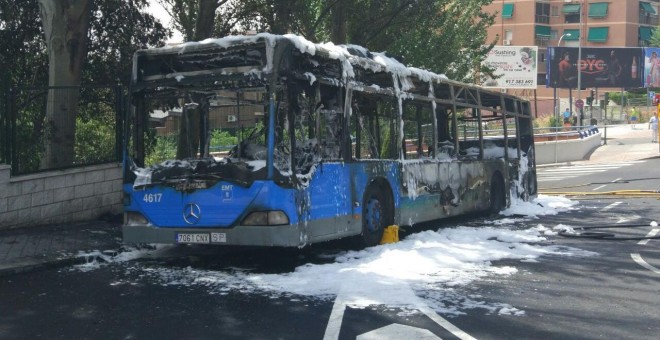 Un autobús de la EMT arde en la calle Velázquez de Madrid. TWITTER/@FuencarralPardo
