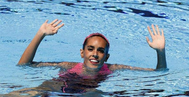 La nadadora española, Ona Carbonell, saluda al público tras finalizar su ejercicio en la final de solo libre del Mundial de Natación y que le ha valido la medalla de plata. | ALBERTO ESTÉVEZ (EFE)