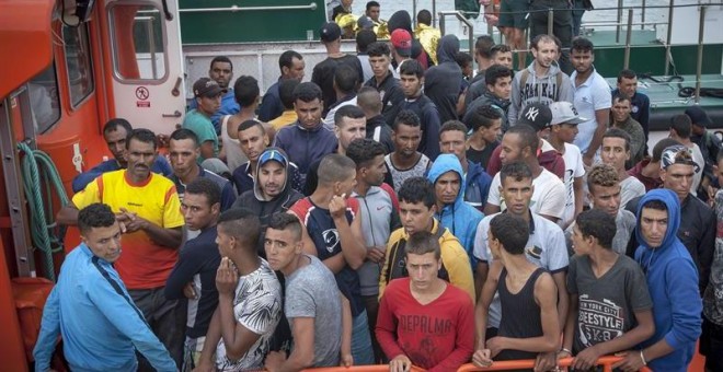 LLegan al puerto de Barbate (Cádiz), los  inmigrantes rescatados  por Salvamento Marítimo cuando viajaban en una patera en las proximidades de la playa de la Mangueta tras ser interceptada por la Guardia Civil. EFE/Román Ríos