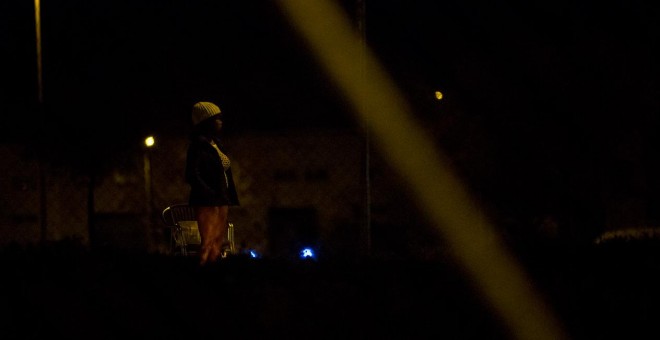 Una mujer subsahariana ejerce la prostitución en el polígono Marconi de Madrid.- JAIRO VARGAS