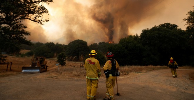 Los bomberos del CalFire controlan las llamas del incendio Detwiler en Mariposa, California / Reuters