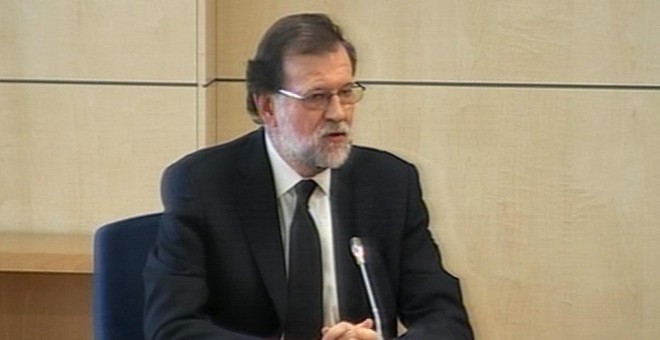 Imagen capturada de la señal de vídeo institucional que muestra al presidente del Gobierno, Mariano Rajoy, durante su declaración como testigo en la Audiencia Nacional en San Fernando de Henares (Madrid) en el macrojuicio de corrupción de la trama Gürtel