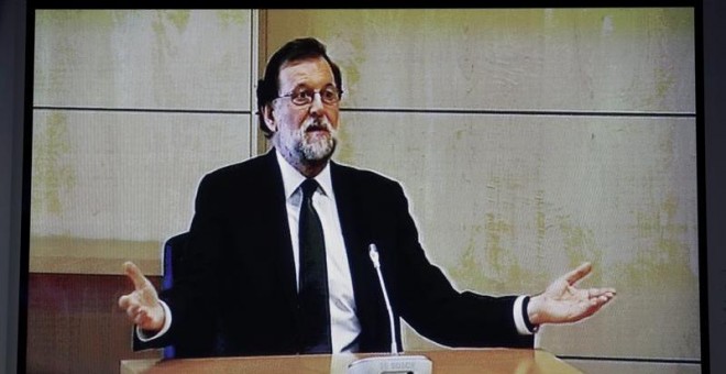 Imagen del monitor de la sala de prensa de la Audiencia Nacional de San Fernando de Henares del presidente del Gobierno, Mariano Rajoy, prestando declaración como testigo en el macrojuicio de corrupción de la trama Gürtel. EFE/Chema Moya