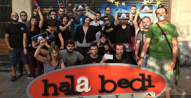 Los integrantes de la radio Hala Bedi, en solidaridad con el periodista multado por la Ley Mordaza