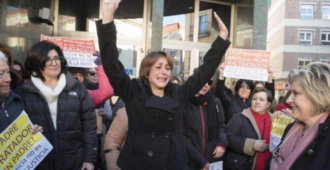 Mujeres en apoyo a Juana Rivas en Macarena /EUROPA PRESS