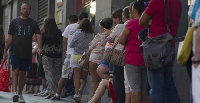 Varias mujeres esperan en la cola del paro. EFE