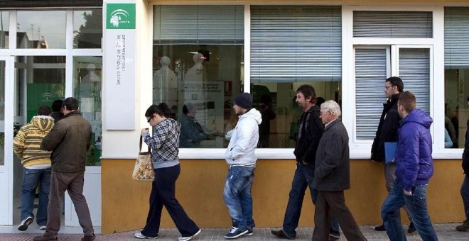 Un grupo de personas esperan para entrar en una oficina de empelo andaluza. EFE/Archivo