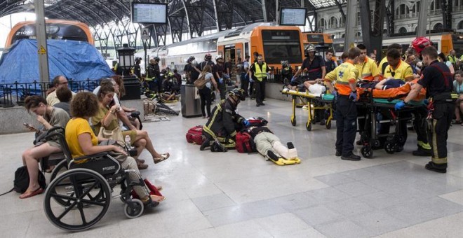 Equipos de emergencia atienden a los pasajeros que han resultado heridos al chocar un tren de Renfe contra el tope final de una vía en la Estación de Francia de Barcelona.EFE/Quique García