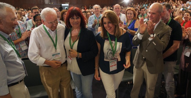 La presidenta andaluza y secretaria general del PSOE-A, Susana Díaz, junto a los expresidentes de la Junta José Antonio Griñan (i) y Manuel Chaves (d); el ex vicepresidente Alfonso Guerra (2i)¡ y la expresidenta del PSOE, Micaela Navarro,c., al comienzo