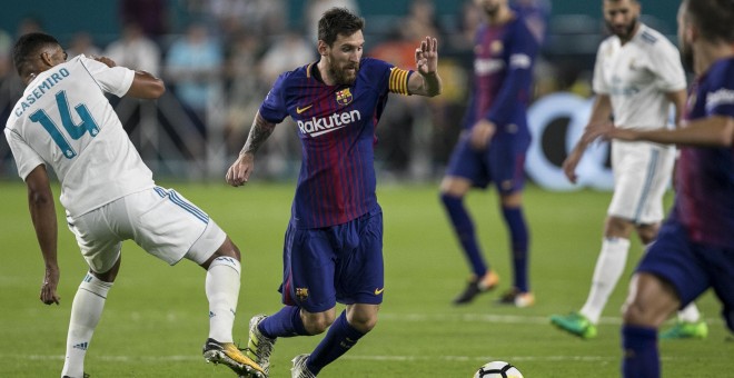 Messi durante sortea una entrada Casemiro en el primer clásico de la temporada en Miami. EFE/Edu Bayer