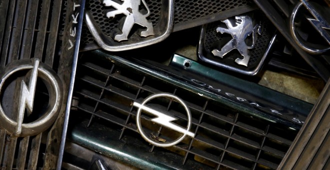 Los logos de Peugeot, Opel y Citroen en sendos frontales de vehículos. REUTERS / Dado Ruvic