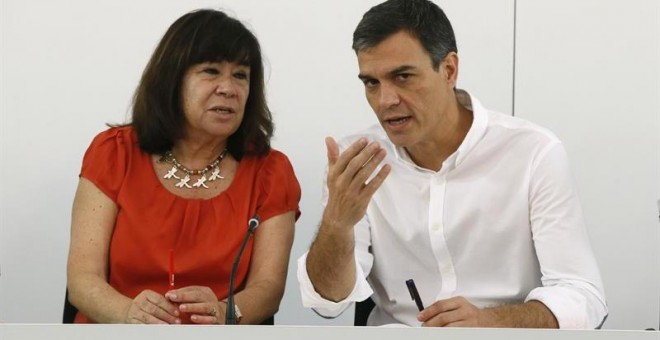 El secretario general del PSOE, Pedro Sánchez, junto a Cristina Narbona, en la reunión de la Ejecutiva Federal del partido.- EFE