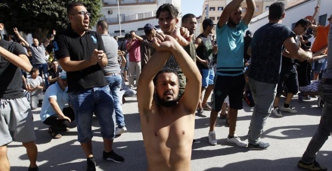 Varios activistas se manifiestan contra el abandono del régimen marroquí a la región norteña del Rif, en Alhucemas.- AFP