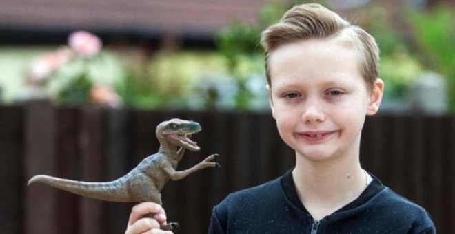 El pequeño Charlie Edwards corrige un error del Museo de Historia Natural de Londres. THE TELEGRAPH