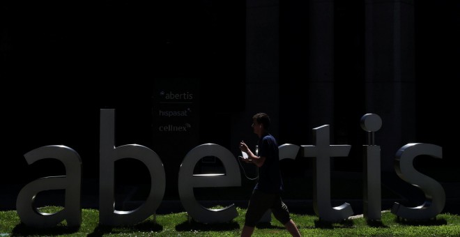 El logo de Abertis en el exterior de su sede en Madrid. REUTERS/Susana Vera