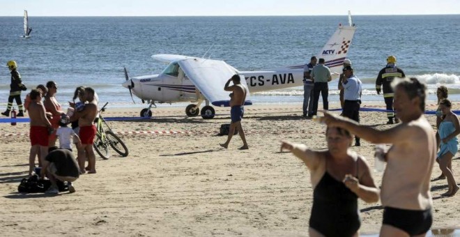 Dos bañistas mueren en una playa de Lisboa tras ser arrollados por una avioneta. EFE