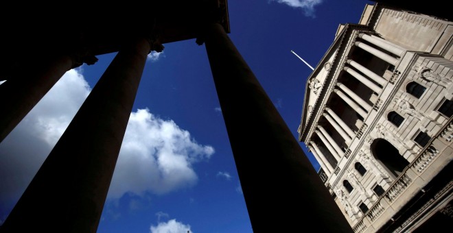 La sede del Banco de Inglaterra, visto desde la columnata del edificio de la antigua bolsa de Londres, en la City. REUTERS/Neil Hall