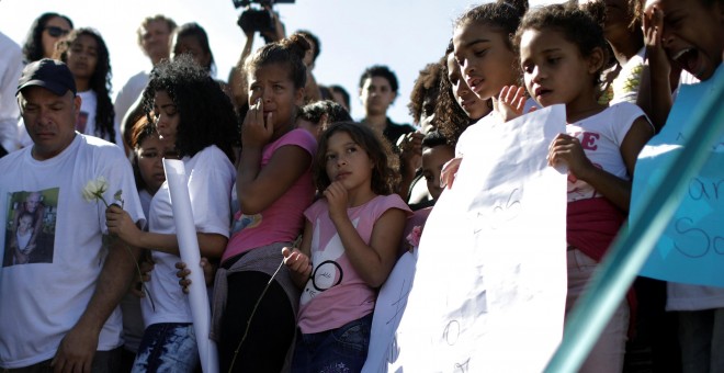 Niños lloran en el funeral de Vanessa dos Santos, niña de 10 años alcanzada por las balas en un tiroteo entre narcotraficantes y agentes de policía /REUTERS (Ricardo Moraes)
