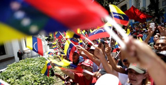 Manifestantes en apoyo a la Asamblea Constituyente este viernes / REUTERS