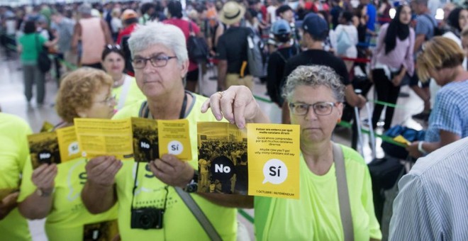 Casi medio centenar de miembros de la Asamblea Nacional de Cataluña (ANC) han repartido folletos en el Aeropuerto de Barcelona-El Prat que culpan al Estado de las colas que se han formado en las dos últimas semanas en los controles de seguridad del aeropu