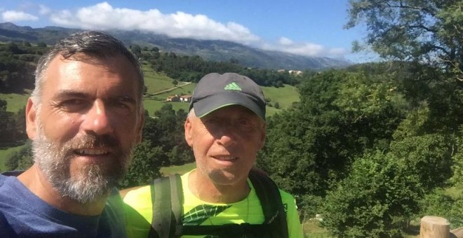 Tomás Alonso junto con su padre durante el Camino de Santiago / PÚBLICO