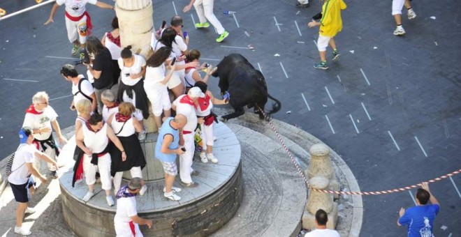 Toros ensogados corren por la plaza del Torico / EUROPA PRESS