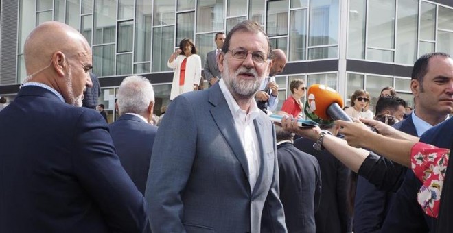 El presidente del Gobierno , Mariano Rajoy, a su llegada a la localidad de Chantada donde asistió a la conmemoración del 40 aniversario del grupo hotelero Hotusa. EFE/Eliseo Trigo
