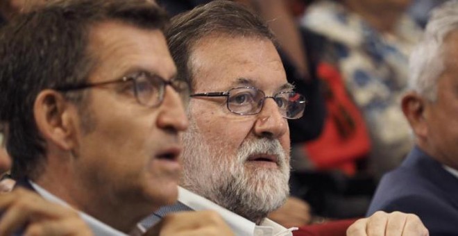 El presidente del Gobierno , Mariano Rajoy,c, acompañado por el presidente de la Xunta de Galicia, Alberto Núñez Feijóo, durante el acto conmemorativo del 40 aniversario del grupo hotelero Hotusa, celebrado hoy en Chantada. EFE/Eliseo Trigo