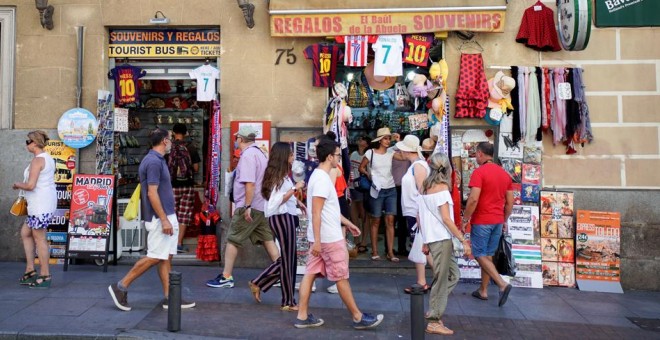 Varios turistas en una tienda de recuerdos en el centro de Madrid. REUTERS/Paul Hanna