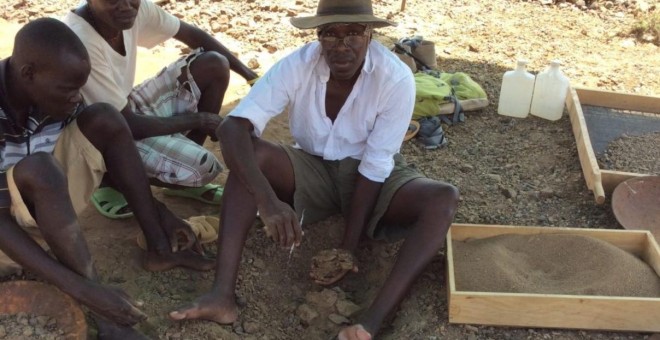 Akai Ekes y John Ekusi observan cómo Isaías Nengo levanta el bloque de arenisca con Alesi, después de seis horas de excavación
