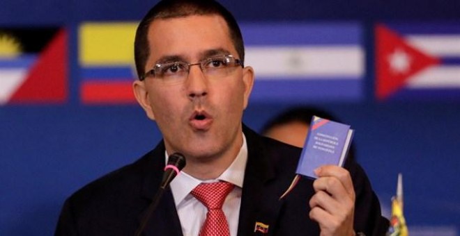 El ministro de Asuntos Exteriores de Venezuela, Jorge Arreaza, levanta la Constitución venezolana en una intervención en una reunión de la alianza ALBA-TCP en Caracas REUTERS / UESLEI MARCELINO
