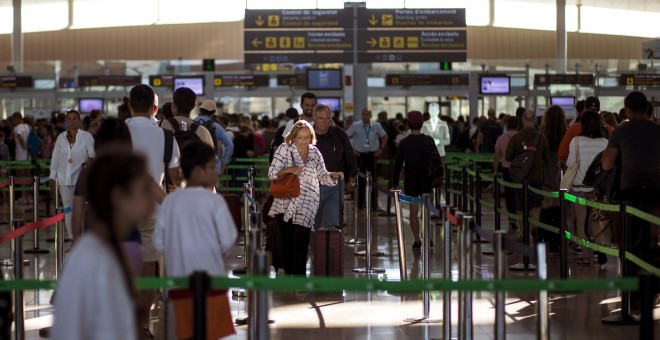 Controles de seguridad del aeropuerto de Barcelona-El Prat. EFE/Quique García