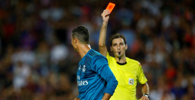 El arbitro Ricardo de Burgos Bengoetxea muestra la tarjeta roja al jugador portugués del Real Madrid Cristiano Ronaldo en el partido de ida de la Supercopa de España en el Nou Camp. REUTERS/Juan Medina
