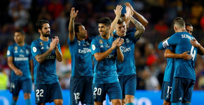 Marco Asensio, autor del tercer gol del Real Madrid en el Nou Camp, celebra con sus compañeros al final del partido la victoria en el partido de ida de la Supercopa de España en el Nou Camp. REUTERS/Juan Medina