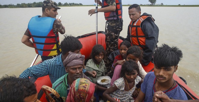 Un grupo de personas afectadas por las inundaciones en Nepal, es rescatados en botes neumáticos del Ejército. EFE/EPA/NARENDRA SHRESTHA