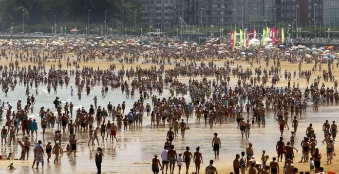 Foto de la playa de San Lorenzo, Gijón. EFE