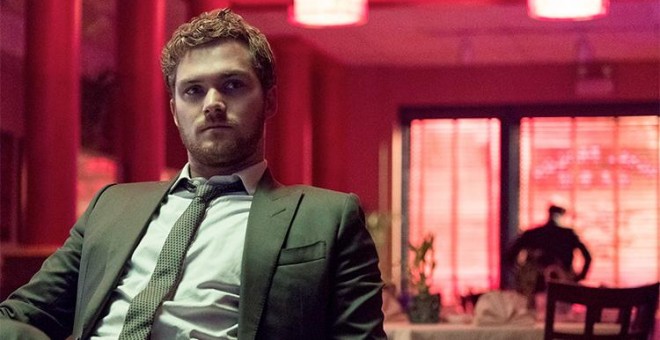 Finn Jones como Iron Fist en 'The Defenders' de Netflix.