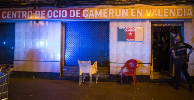 Agentes de la Policía Local de Valencia, en el local del centro cultural camerunés. EVA MÁÑEZ