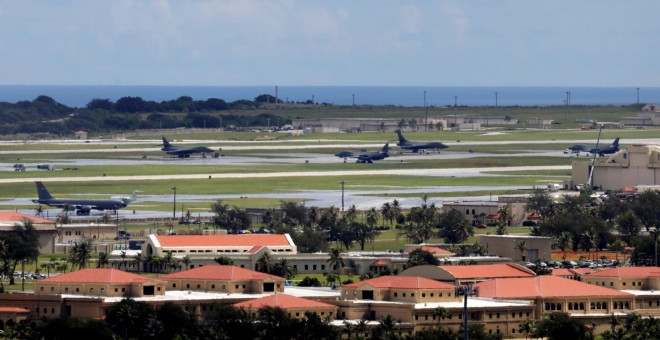 Aviones caza estadounidenses en la base militar aérea de Andersen, en la isla de Guam. REUTERS/Erik De Castro