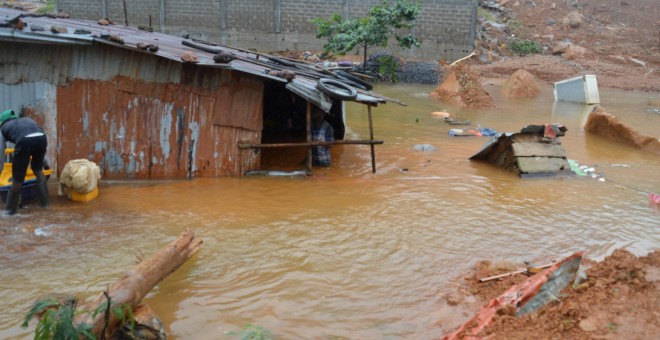 Imagen de las inundaciones de Regent, Sierra Leona. / REUTERS