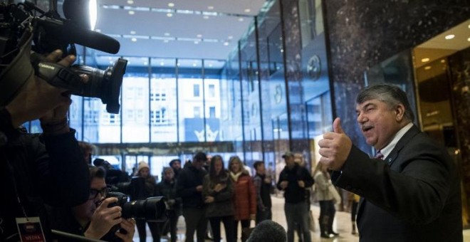 El líder del la federación sindical AFL-CIO, Richard Trumka, hace un gesto a los periodistas rtas reunirse el pasado enero con el todavía presidente electo Donald Trump, en su residencia de la Trump Tower de Nueva York. AFP/ Drew Angerer