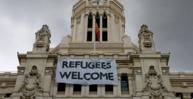 Pancarta que cuelga de la fachada del Ayuntamiento de Madrid donde se puede leer 'Refugees Welcome'. EFE